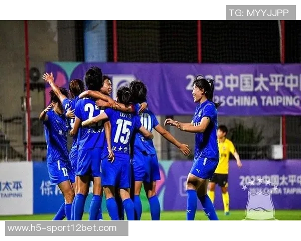 武汉女足外援奥乌苏错失绝佳机会踢中边网令人扼腕叹息