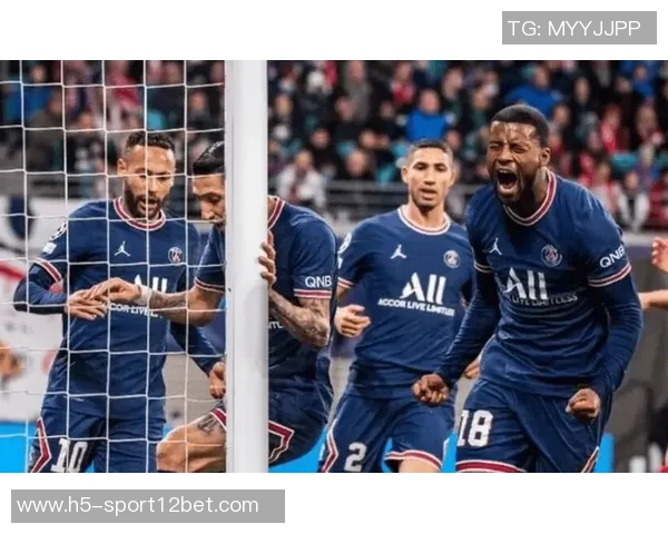 约罗身穿里尔球衣盛装出席里尔对阵巴黎比赛开球仪式 约罗身穿里尔球衣盛装出席里尔对阵巴黎比赛开球仪式